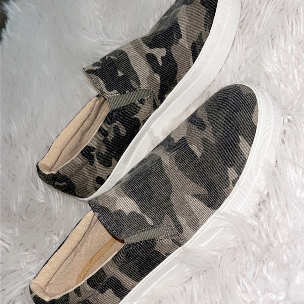SODA slip on camo sneakers. UNWORN WOMENS SIZE 9